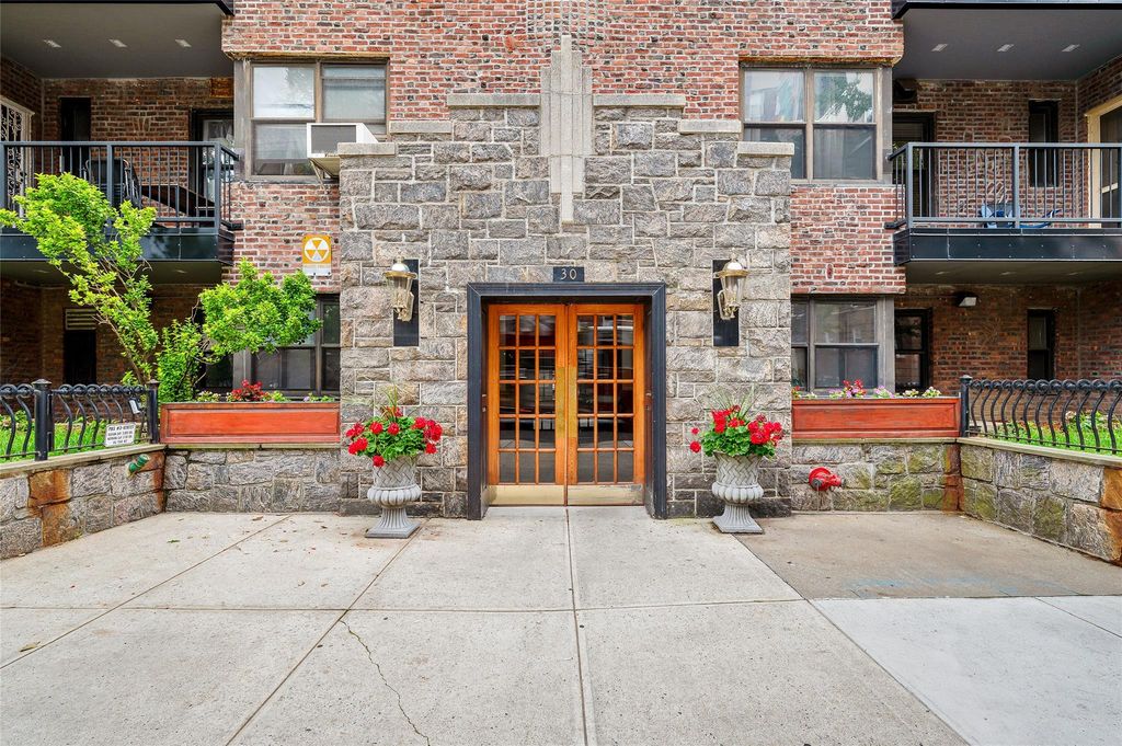 30 Clinton Place 2F, New Rochelle, NY 10801