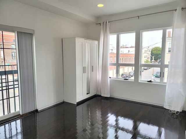 687 E 2nd St 4, Boston, MA 02127