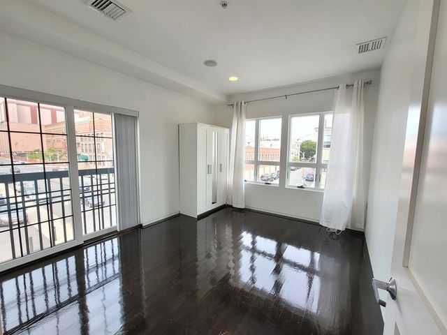 687 E 2nd St 4, Boston, MA 02127