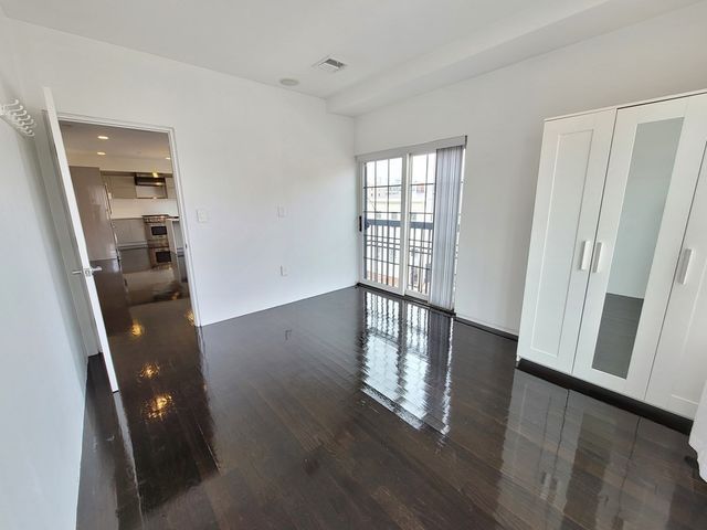 687 E 2nd St 4, Boston, MA 02127