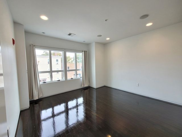687 E 2nd St 4, Boston, MA 02127