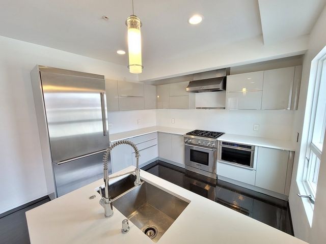 687 E 2nd St 4, Boston, MA 02127