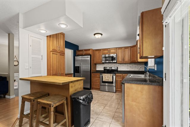 2052 N NORTHWEST CT, Columbia, MO 65202