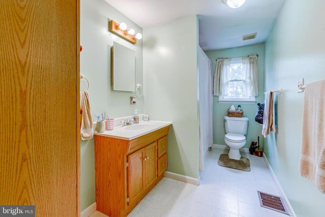 1489 ROXBURY RD, Shippensburg, PA 17257