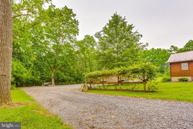 1489 ROXBURY RD, Shippensburg, PA 17257