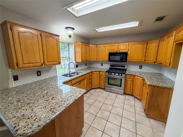 2204 N Village Drive, Bonham, TX 75418
