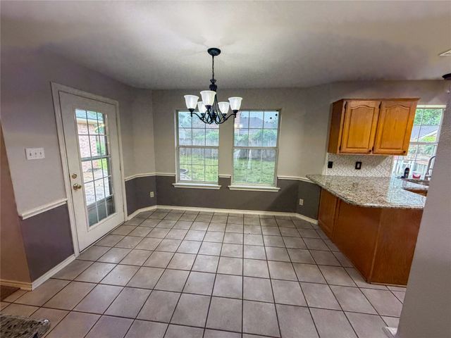 2204 N Village Drive, Bonham, TX 75418