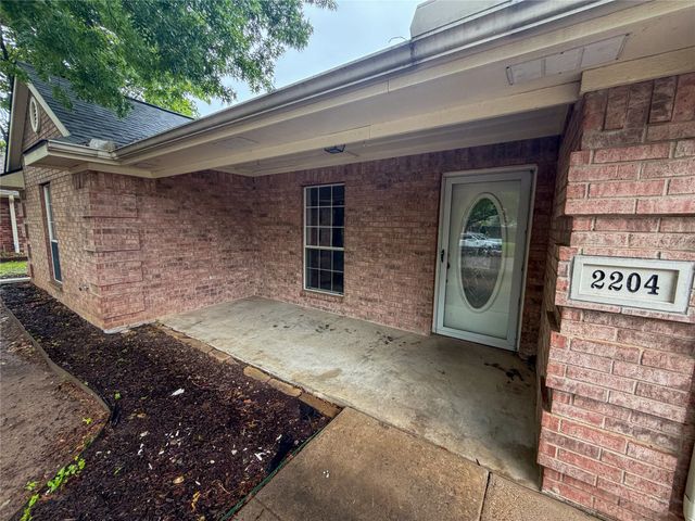 2204 N Village Drive, Bonham, TX 75418