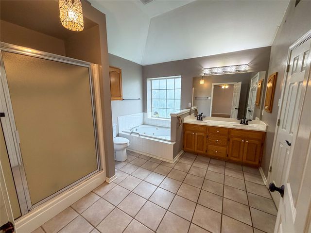 2204 N Village Drive, Bonham, TX 75418