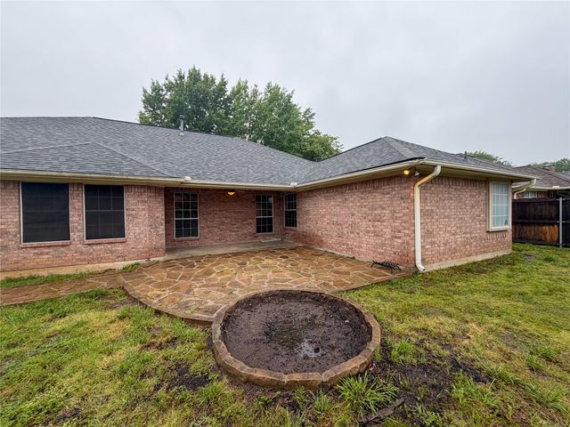 2204 N Village Drive, Bonham, TX 75418