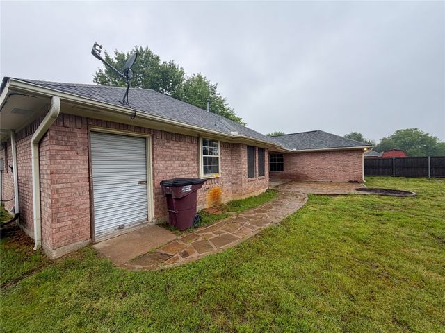 2204 N Village Drive, Bonham, TX 75418