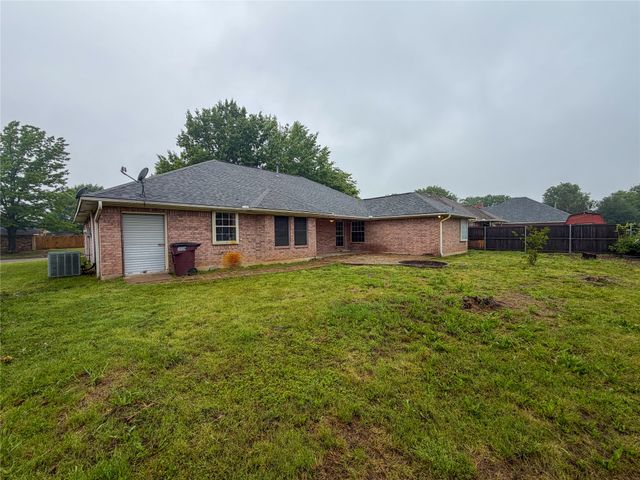 2204 N Village Drive, Bonham, TX 75418