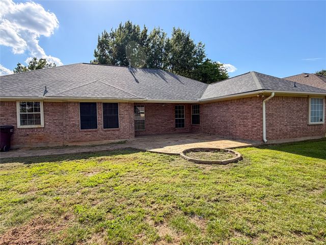 2204 N Village Drive, Bonham, TX 75418