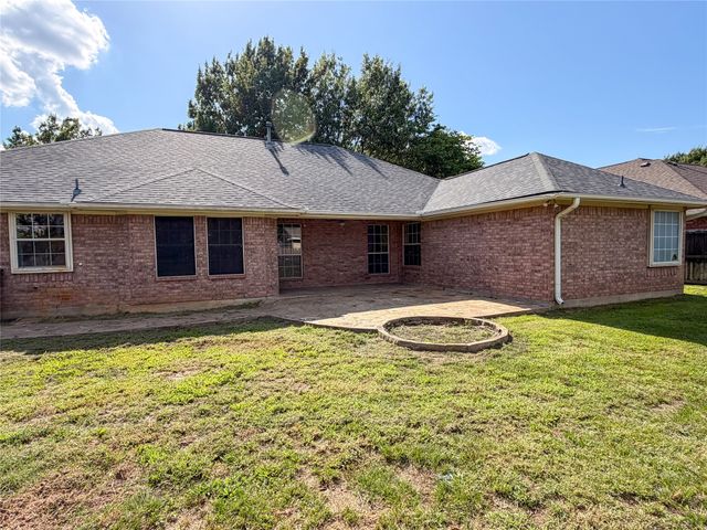 2204 N Village Drive, Bonham, TX 75418