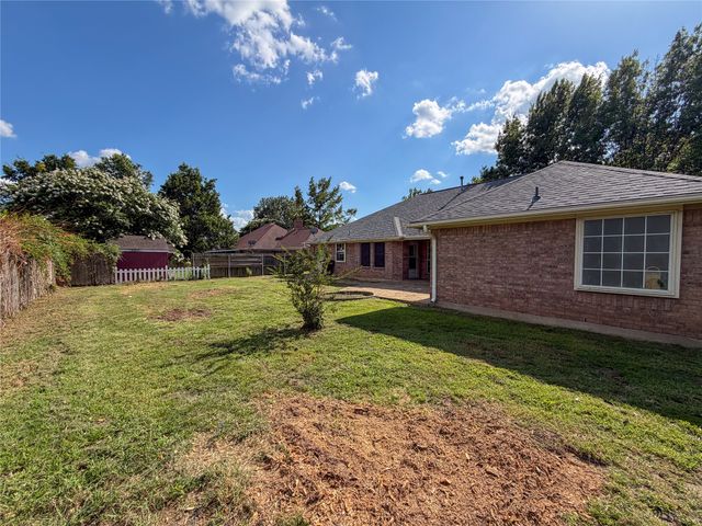 2204 N Village Drive, Bonham, TX 75418