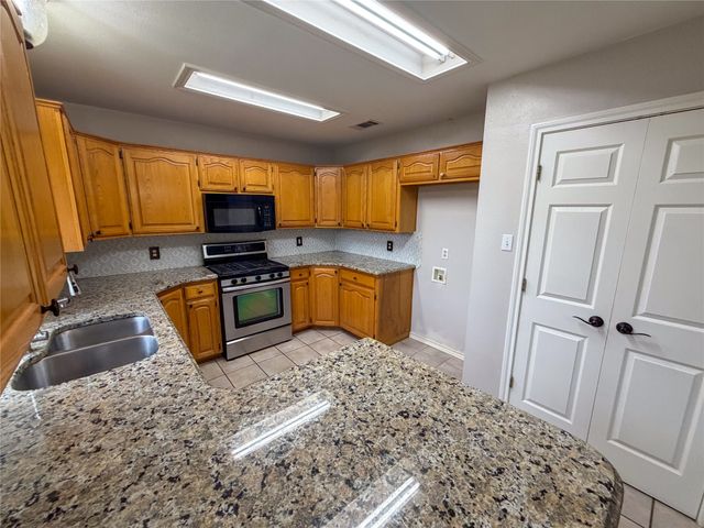 2204 N Village Drive, Bonham, TX 75418