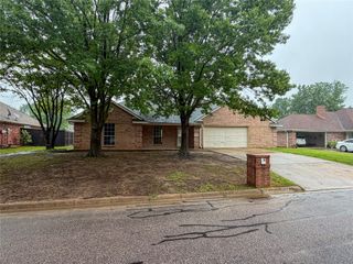 2204 N Village Drive, Bonham, TX 75418