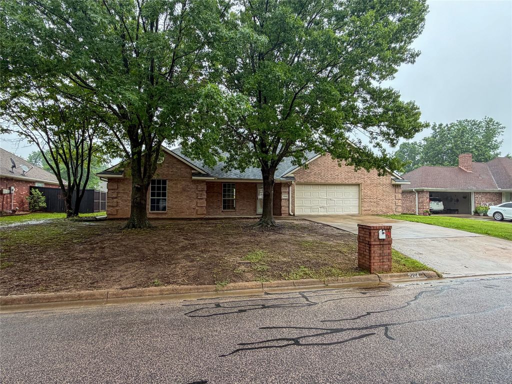 2204 N Village Drive, Bonham, TX 75418