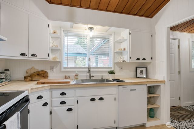 140 Jib Street NW, Ocean Shores, WA 98569