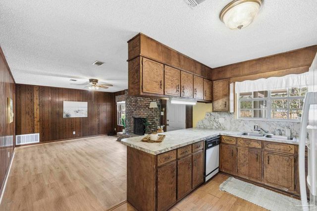 9520 Plainfield Ave, Pensacola, FL 32514