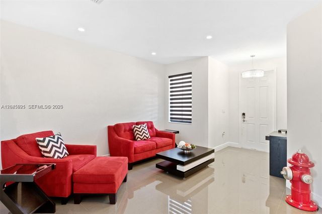8925 W 33rd Ave, Hialeah, FL 33018