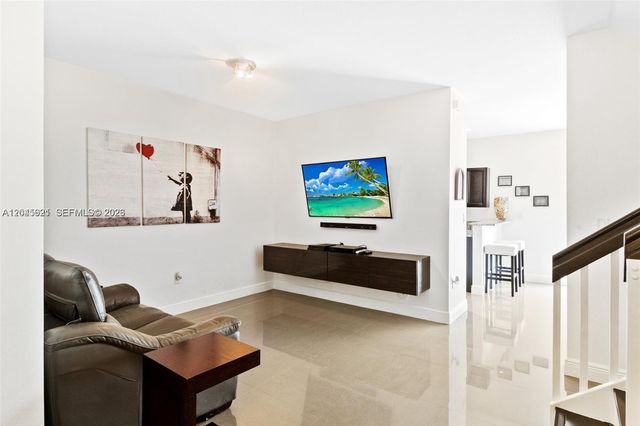 8925 W 33rd Ave, Hialeah, FL 33018