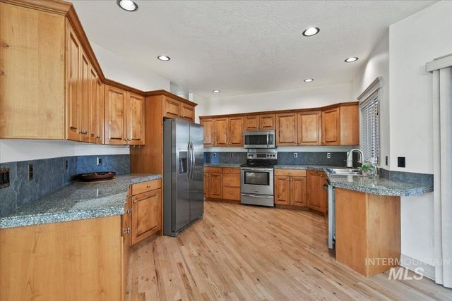 6960 E Greens Dr, Nampa, ID 83687