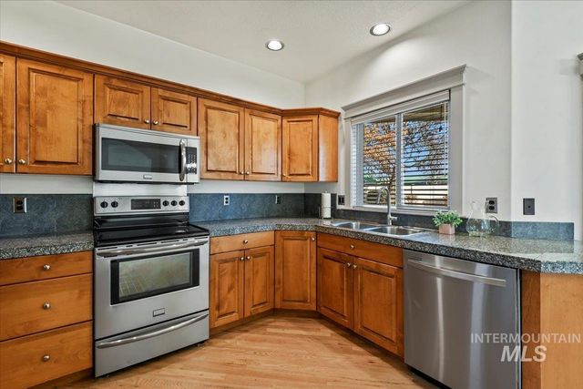 6960 E Greens Dr, Nampa, ID 83687