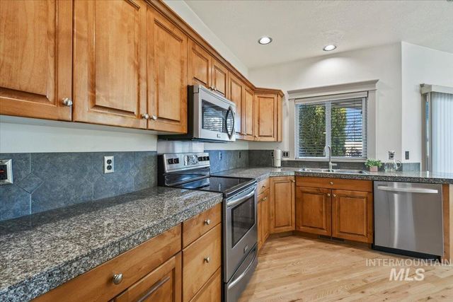 6960 E Greens Dr, Nampa, ID 83687