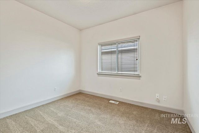 6960 E Greens Dr, Nampa, ID 83687