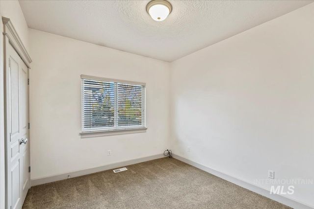 6960 E Greens Dr, Nampa, ID 83687