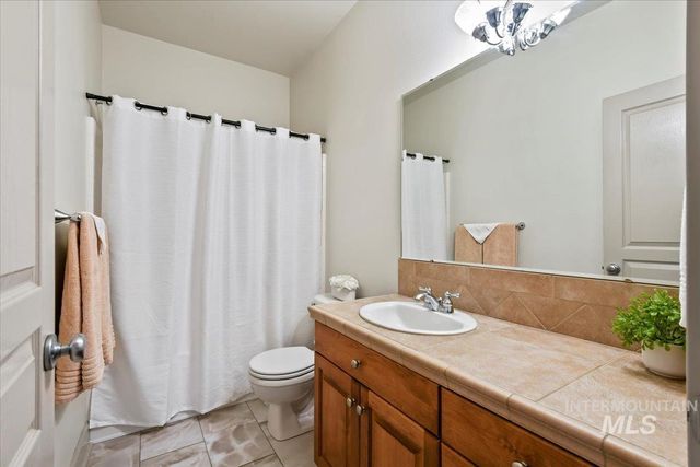 6960 E Greens Dr, Nampa, ID 83687