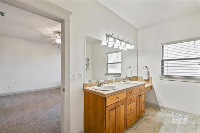 6960 E Greens Dr, Nampa, ID 83687