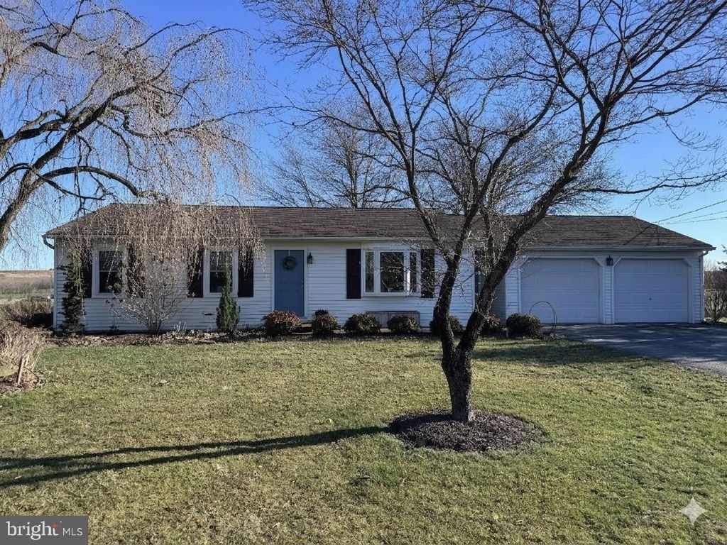 Image 1 of property listing at 8261 ELIZABETHTOWN RD, Elizabethtown, PA 17022