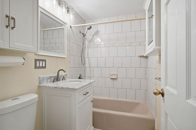 4 Colonial Dr A4-11, Andover, MA 01810