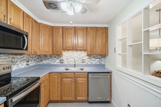 4 Colonial Dr A4-11, Andover, MA 01810