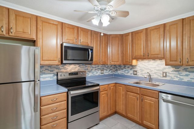 4 Colonial Dr A4-11, Andover, MA 01810