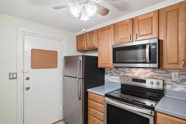 4 Colonial Dr A4-11, Andover, MA 01810