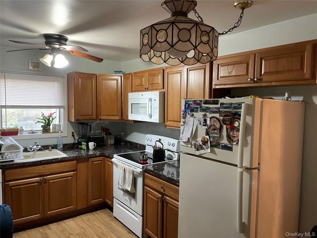 484unitB Moriches Middle Road, Manorville, NY 11949