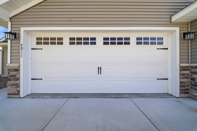 4911 Field Crest Lane, Eau Claire, WI 54701