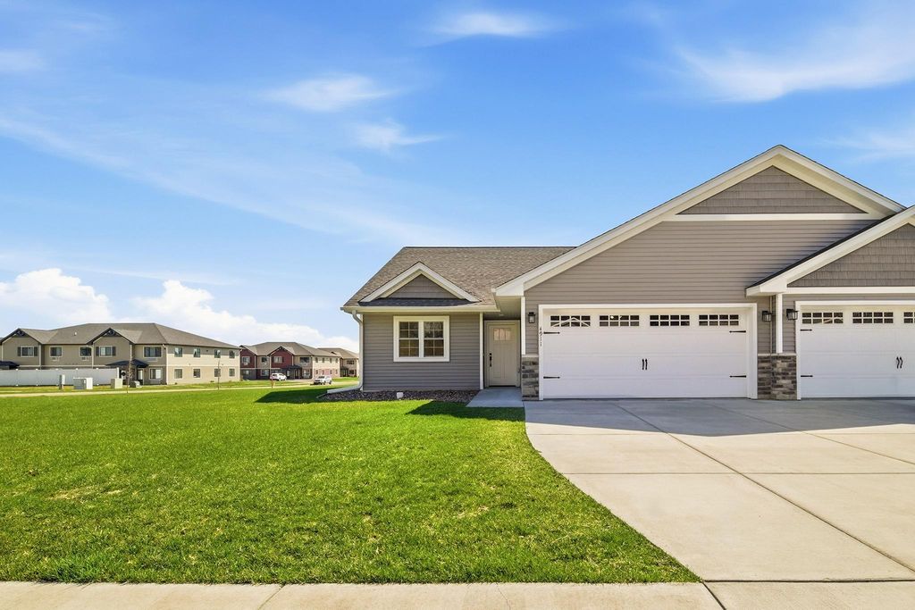 4911 Field Crest Lane, Eau Claire, WI 54701