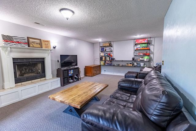 1621 Crestwood Drive, Webb City, MO 64870