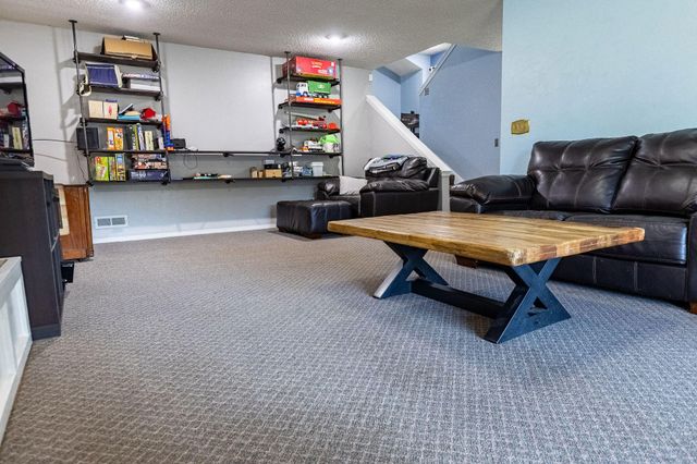 1621 Crestwood Drive, Webb City, MO 64870