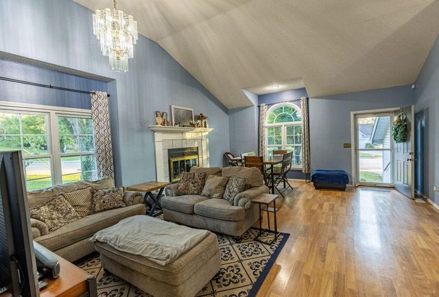 1621 Crestwood Drive, Webb City, MO 64870