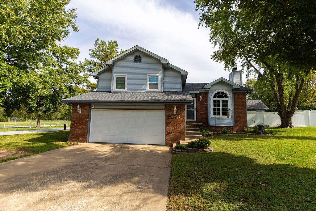 1621 Crestwood Drive, Webb City, MO 64870