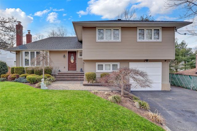 34 Hunter Place, Smithtown, NY 11787