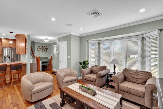 34 Hunter Place, Smithtown, NY 11787