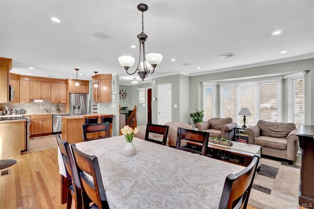 34 Hunter Place, Smithtown, NY 11787