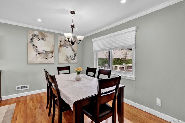 34 Hunter Place, Smithtown, NY 11787