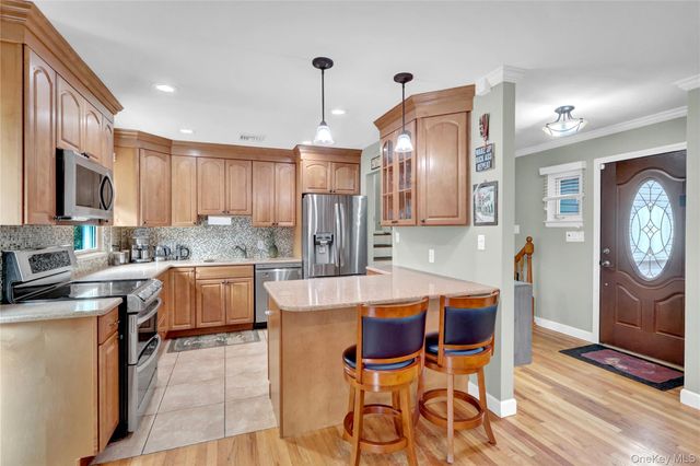 34 Hunter Place, Smithtown, NY 11787